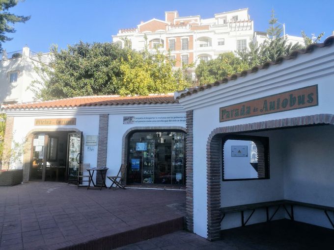Busholdeplads og turistinformationskontor i Competa